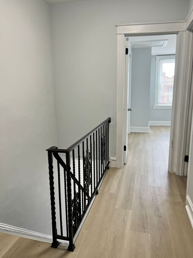Building Photo - Beautiful & spacious 3b/1.5b home