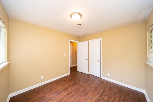 Building Photo - 213 Pine St