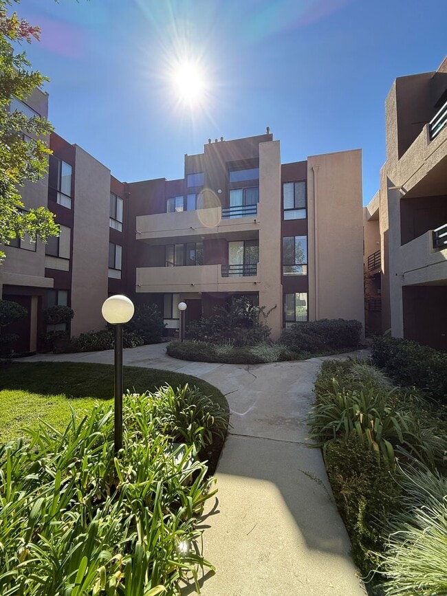 Building Photo - Spacious 2 Bedroom, 2 Bathroom, Canoga Par...