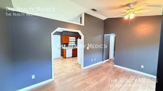 Building Photo - 104 E Osceola St