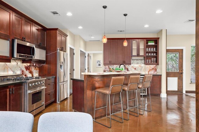 Building Photo - 2104 Airole Way