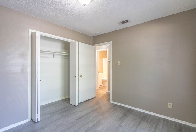 Building Photo - 701 Country Aire Dr