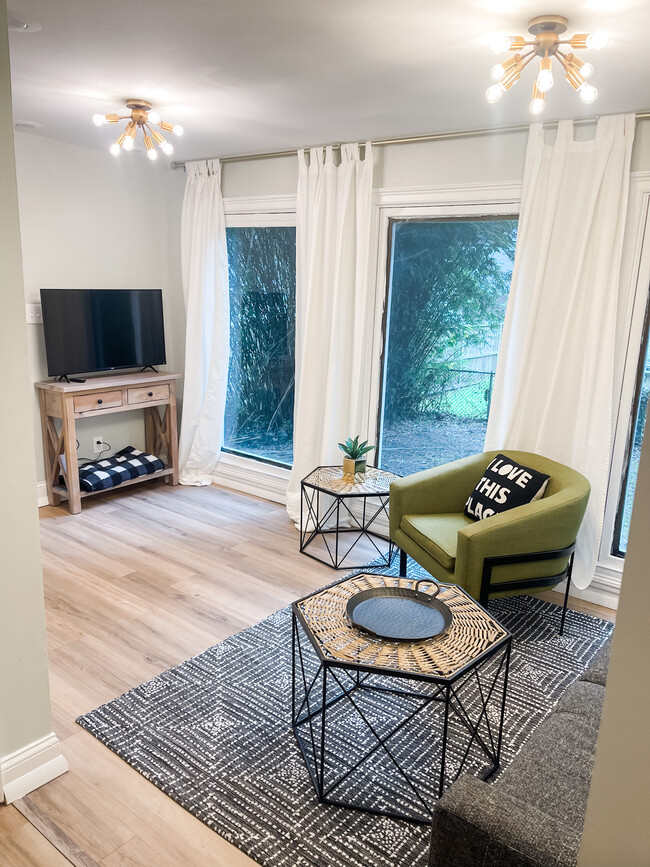 Building Photo - Furnished 2 bed 1 bath on 38th
