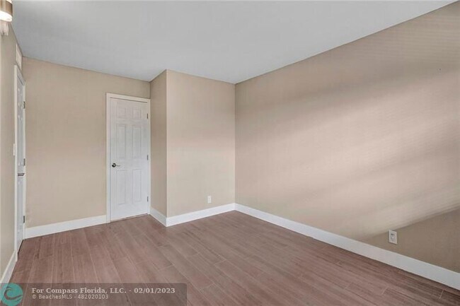 Building Photo - 3051 S Palm Aire Dr