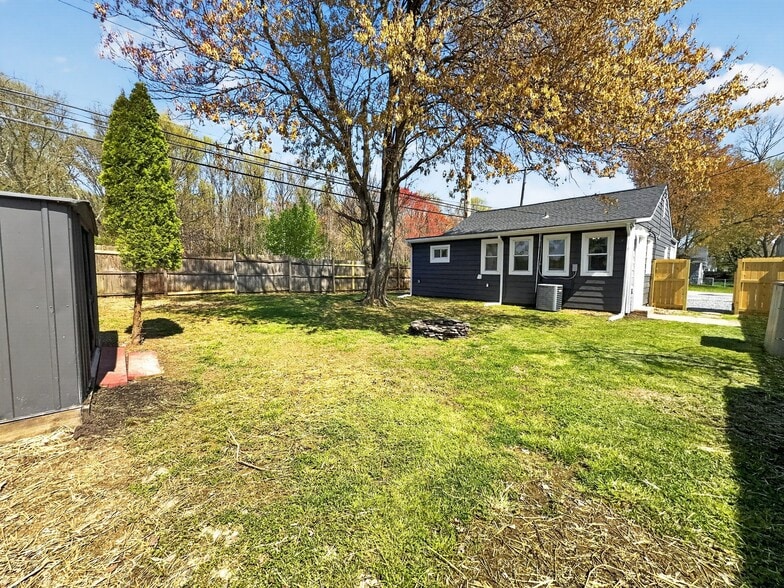 Building Photo - 13 Blinker Ct