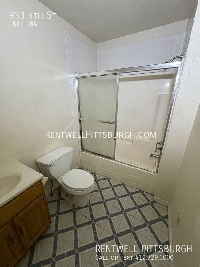 Building Photo - 933 4th St