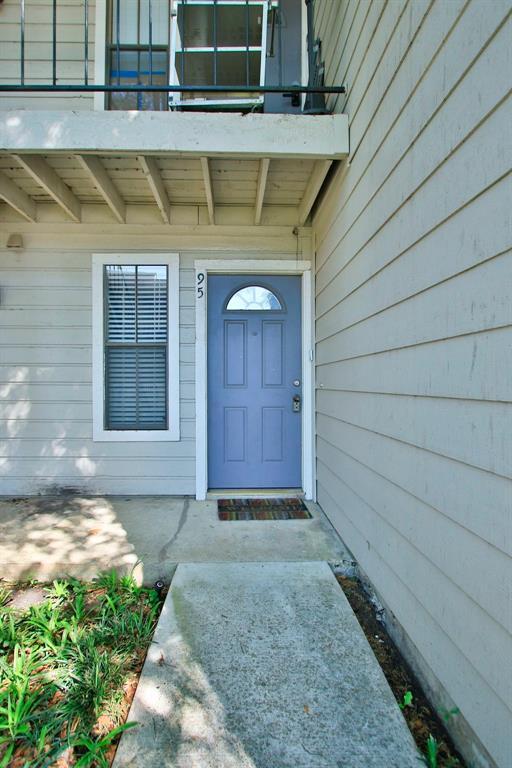 Building Photo - 17401 Red Oak Dr