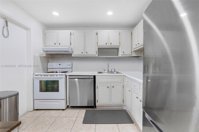 Building Photo - 950 Hillcrest Dr