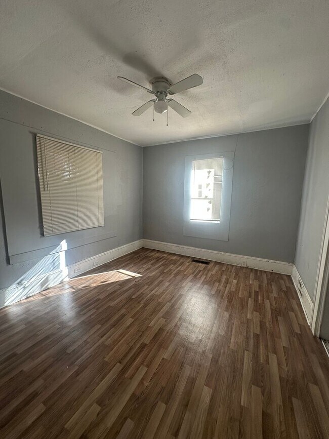 Building Photo - Huge 3 bedroom 2 bath private on a corner lot