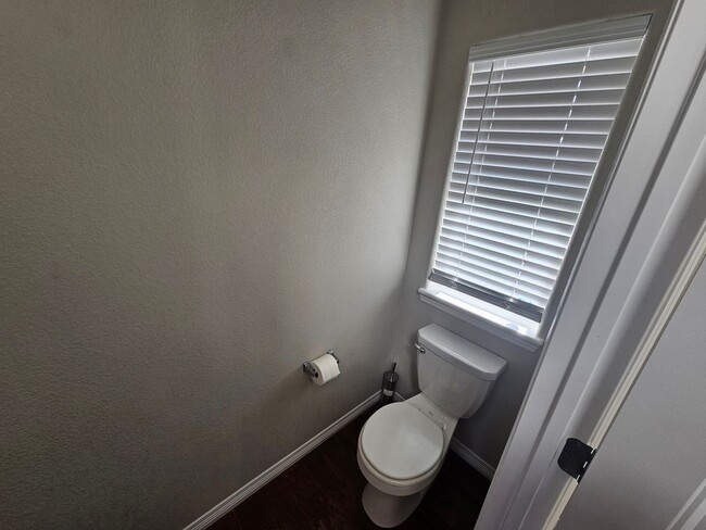 Building Photo - 3 Bed 3 bath house in Lorson Ranch!