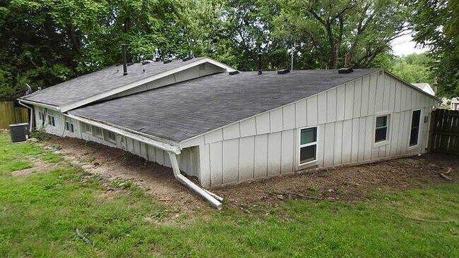 Building Photo - Newly rehabbed fully rehabbed 4 bed 2 bath...