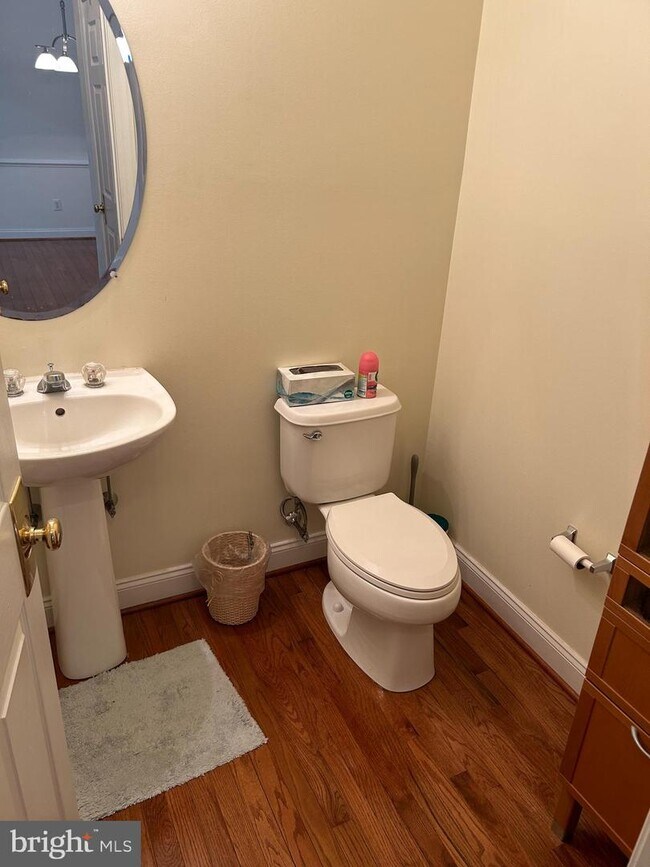 Building Photo - 2387 Dorchester St W