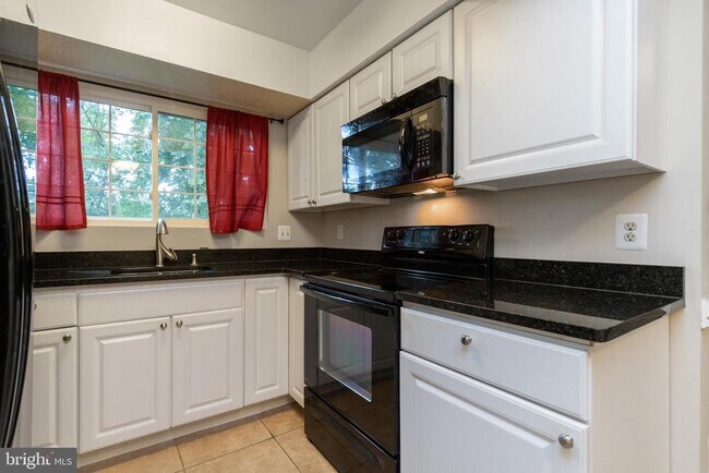 Building Photo - 9260 Niki Pl