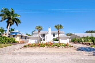 Building Photo - 5125 SE Matousek St