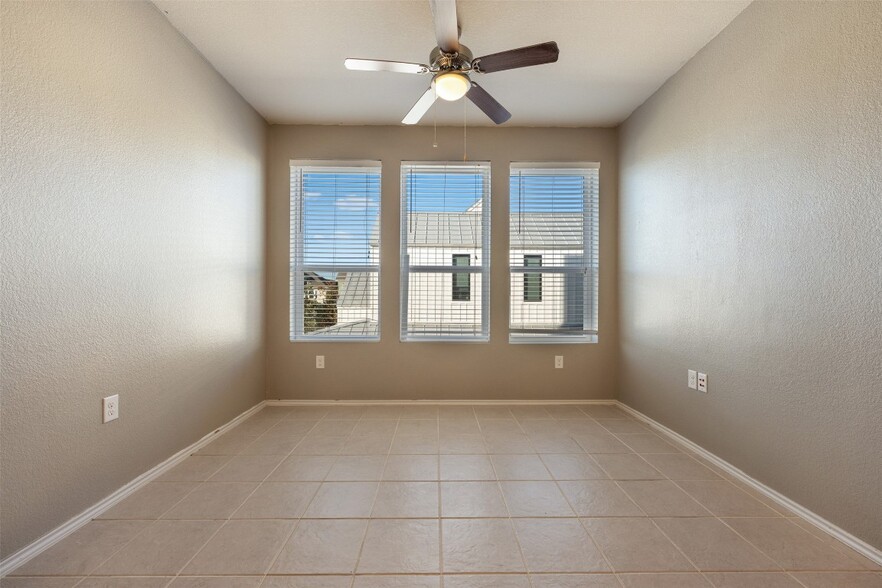 2nd floor living room - 4337 Nitschke St