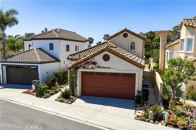 Building Photo - 11 Reina