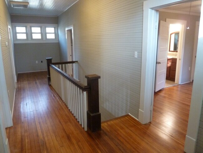 Building Photo - Stunning, renovated 7br home in the heart of Carrboro! Walk to downtown w/ ease, walk or bike to ...