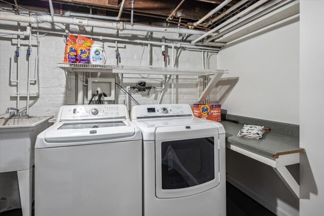 Building Photo - 606 Barton Ave