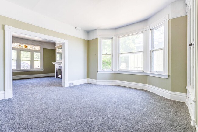 Building Photo - AVAILABLE AUGUST 2026 - Spacious Renovated 4 Bedroom, 1.5 Bath Home w/ AC!