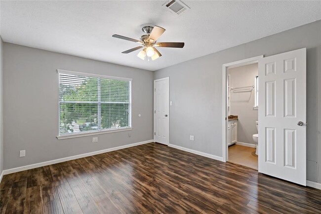 Building Photo - 542 Birdsong Dr