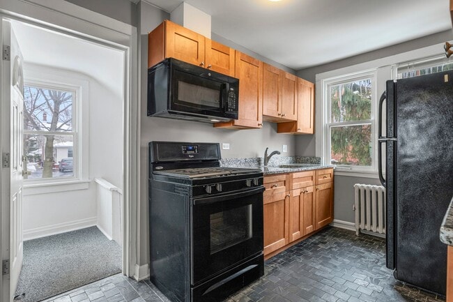 Building Photo - 233 Llewellyn Ave