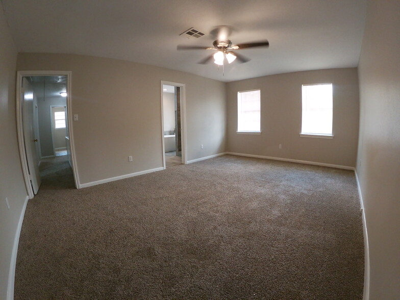 Master/ Bed Room 4 - 2614 N Woodloch St