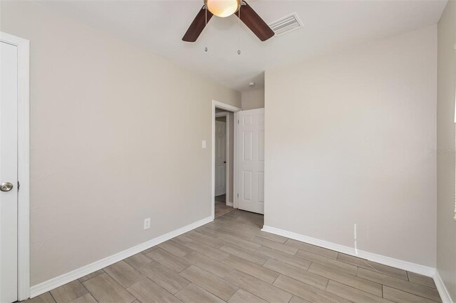 Building Photo - 4542 Tarpon Dr