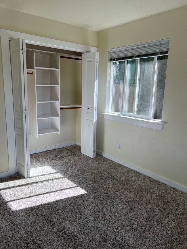 Building Photo - Coming soon! 3 bed single family home on a court