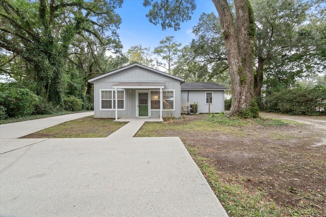 Building Photo - Charming Cottage-Style Home in the Heart o...