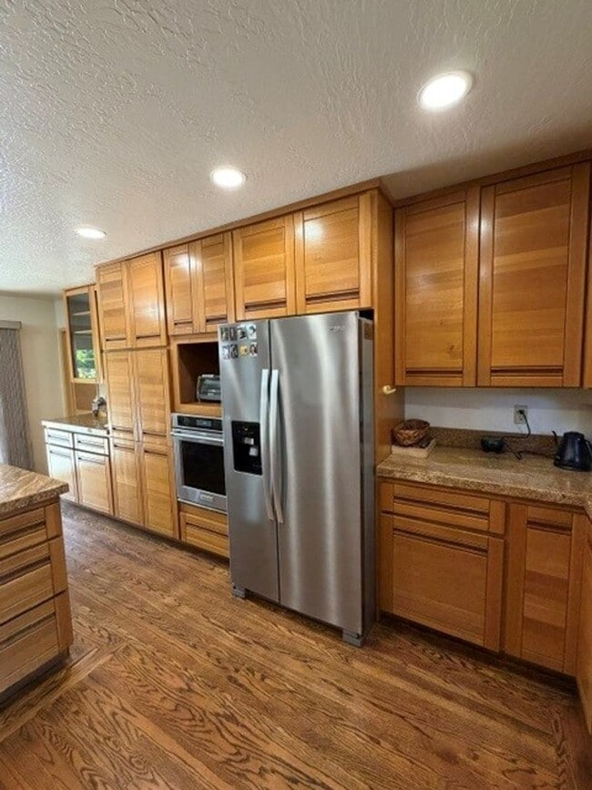 Building Photo - 775 Hillcrest Way