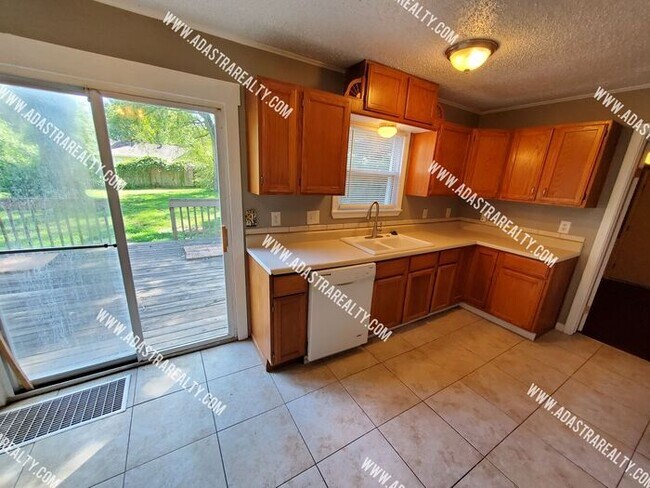 Building Photo - Remodeled 2 Bedroom Raytown Home w/Potential 3rd Bedroom-Available NOW!!