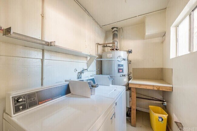 Building Photo - KLUMP6003 - 6003 Klump Avenue/11231 Oxnard...