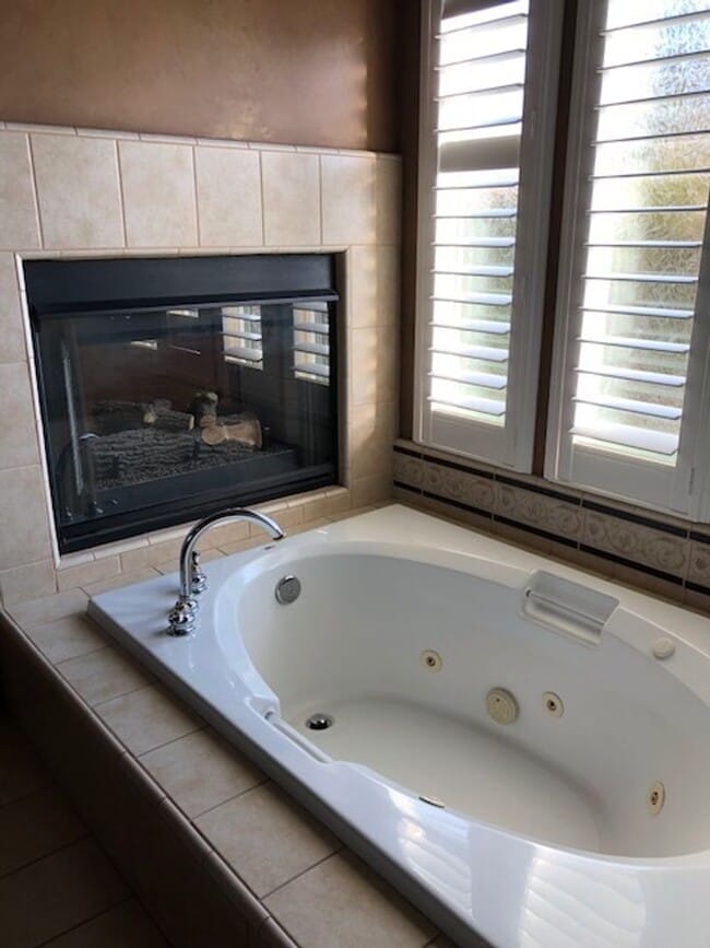 Building Photo - Executive Seven Oaks Grand Island