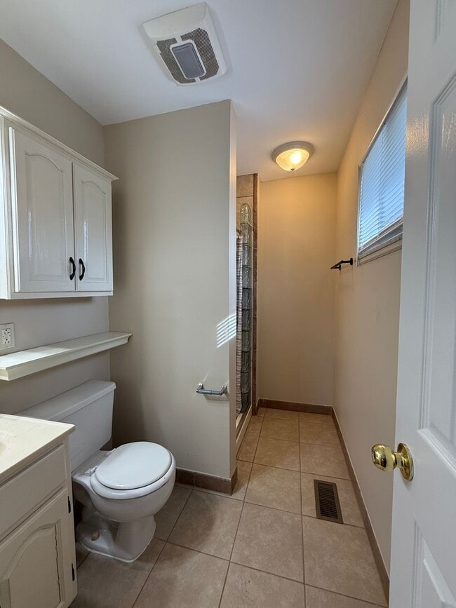 Building Photo - 3 Bedroom House Available Now!