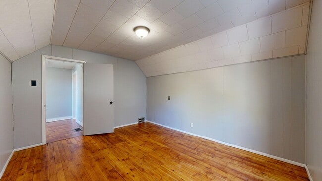 Building Photo - 3- Bedroom, 1- Bath Home with a 2 Car Gara...