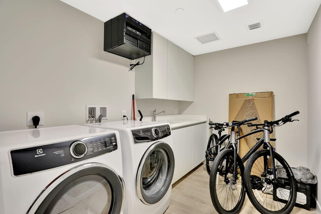 Building Photo - 1116 N Ocean Blvd