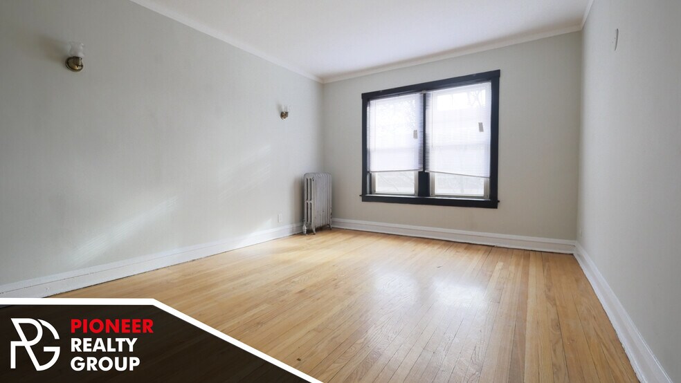 Building Photo - 2122 W Ainslie St