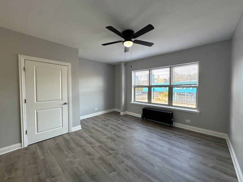 Building Photo - 4756 N Maplewood Ave