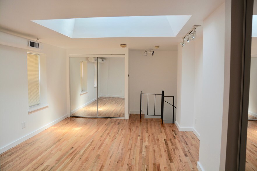 Building Photo - 217 Vine St