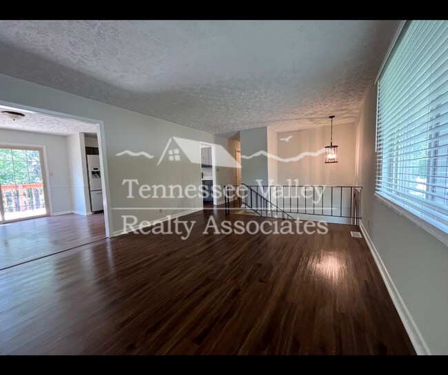 Building Photo - MOVE IN READY! Spacious 4 bed/2.5 bath spl...