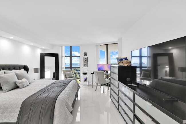 Building Photo - 1000 NE Quayside Terrace