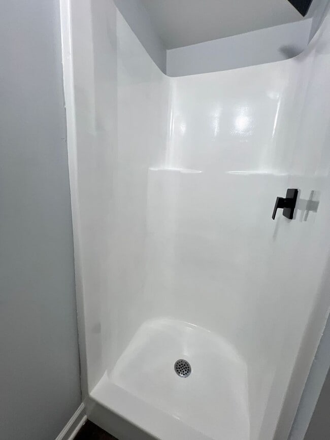 Building Photo - Move-In Ready 6-Bedroom Home in Raytown