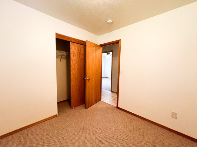 Building Photo - Three Bedroom, Two Bath House in Southview