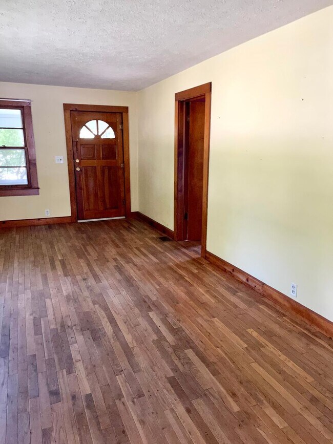 Building Photo - 3 bed/1 bath home near Upland Brewery avai...