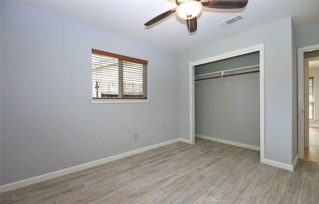 Building Photo - 2806 Bluebonnet St