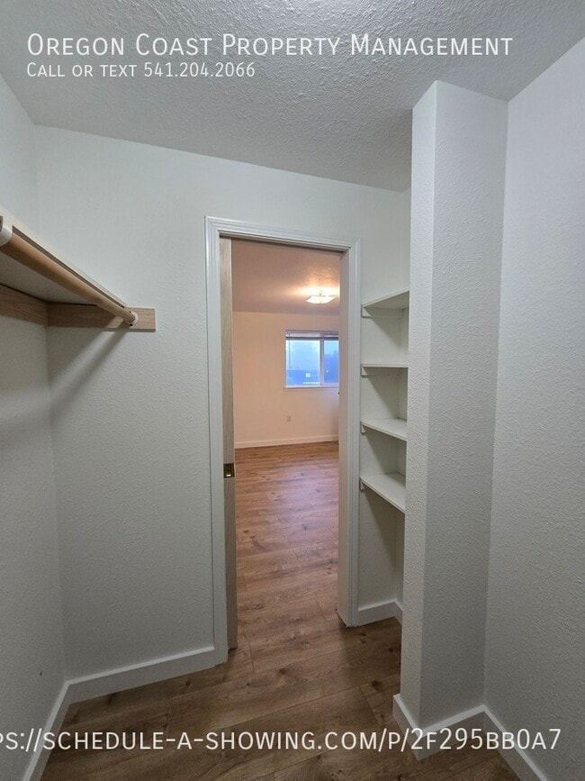 Building Photo - 1135 SE Oar Ave