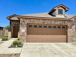 Building Photo - Luxury Duplex in New Braunfels, TX!