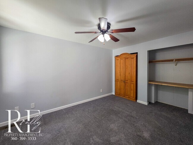 Building Photo - Comfortable 3-Bed Bremerton Home with Balc...