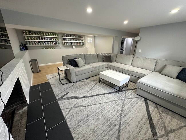 Building Photo - 456 Parsonage St