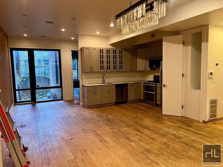 Building Photo - 4BR 3BA Historic Limestone Duplex In Crown...